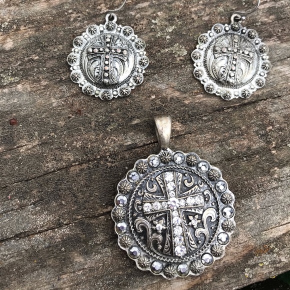 Wrangler Rocker 47 Cross Jewelry - Picture 2 of 5